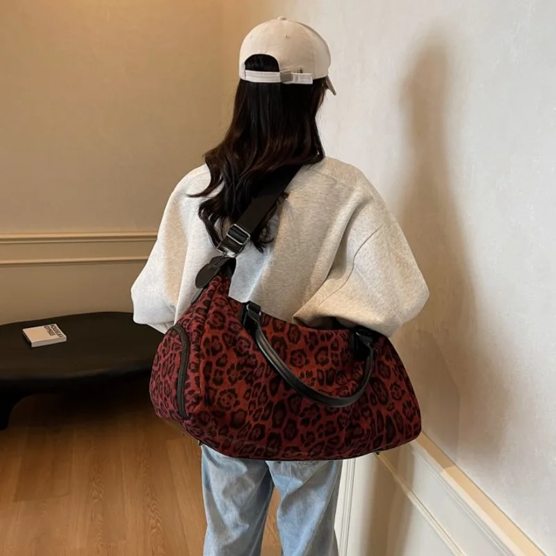 Women Bags Discount - Modne torby podróżne dla kobiet w